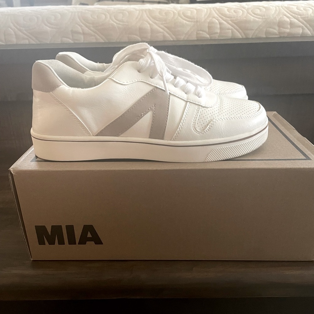 MIA Womens Sneaker Shoes Size 6.5 White/Taupe